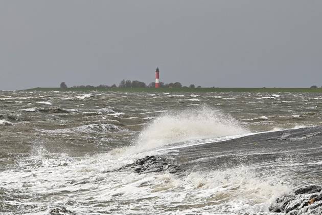 Pellworm, Schleswig-Holstein, Germany, October 25, 2026: Storm on the North Sea; lighthouse seen from the deep-water pier Copyright: xdtsxNachrichtenagenturx dts_140555