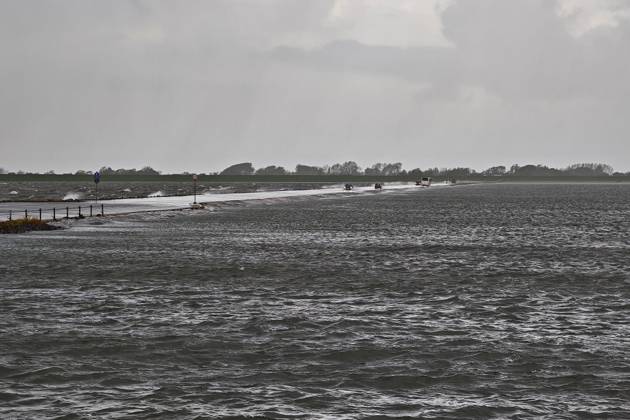 Pellworm, Schleswig-Holstein, Germany, October 25, 2026: A storm on the North Sea; cars drive across the causeway to the deep-water pier Copyright: xdtsxNachrichtenagenturx dts_140557