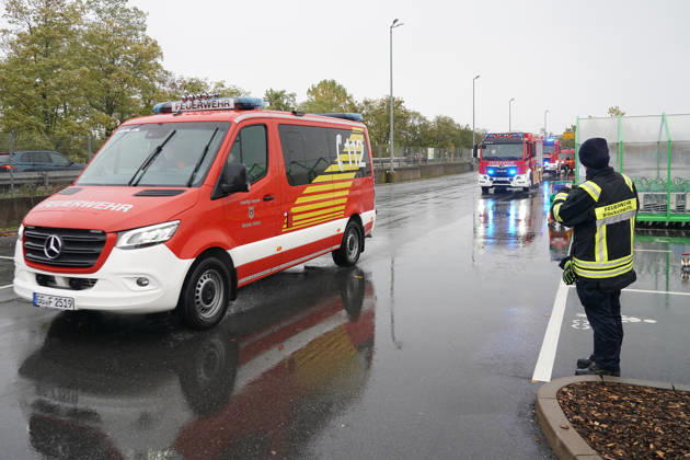 With blue lights and sirens blaring, the emergency crews arrived in Rüsselsheim on October 25, 2026. Joint large-scale drill by the district youth fire departments