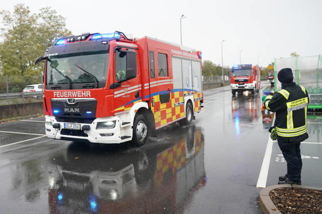 With blue lights and sirens blaring, the emergency crews arrived in Rüsselsheim on October 25, 2026. Joint large-scale drill by the district youth fire departments