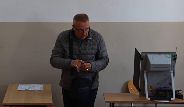 President Elections in Bulgaria A man casts his vote at a polling station during the first round of the presidential election in Sofia, Bulgaria, October 25, 2026. Nearly 6.6 million eligible voters are set to elect the seventh president of Bulgaria in the first round of voting. Sofia Bulgaria  Copyright: xMatrixxImagesx xVassilxDonevx