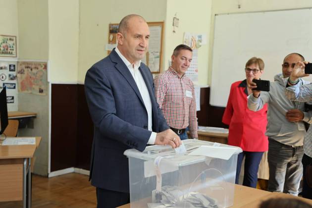 Voters cast ballots as presidential election gets underway in Bulgaria SOFIA, BULGARIA - OCTOBER 25: (----EDITORIAL USE ONLY – MANDATORY CREDIT - BULGARIAN GOVERNMENT PRESS CENTER HANDOUT - NO MARKETING NO ADVERTISING CAMPAIGNS - DISTRIBUTED AS A SERVICE TO CLIENTS----) Bulgarian Prime Minister Rumen Radev casts his ballot during the presidential election at a polling station in Sofia, Bulgaria, on October 25, 2026. Bulgarian Government Press Center Anadolu Sofia Bulgaria. Editorial use only. Please get in touch for any other usage.  Copyright: x2026xAnadoluxBulgarianxGovernmentxPressxCenterx