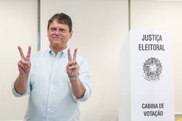 Sao Paulo governor Tarcisio de Freitas votes at the Miguel de Cervantes school. Re-elected governor of Sao Paulo, Tarcisio de Freitas, votes at the Miguel de Cervantes school, in the Morumbi neighborhood, southern region of Sao Paulo, this Sunday, October 25, 2026. Sao Paulo Sao Paulo Brasil Copyright: xMarinaxUezimax