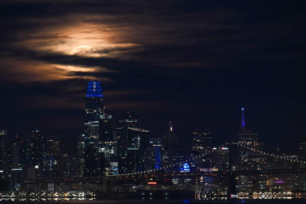 Full Hunter s Moon sets over San Francisco City SAN FRANCISCO, CA - OCTOBER 25: The full moon is known as the Hunter s Moon sets behind the Salesforce Tower and buildings in San Francisco, California, United States on October 25, 2026. Tayfun Coskun Anadolu California United States. Editorial use only. Please get in touch for any other usage.  Copyright: x2026xAnadoluxTayfunxCoskunx