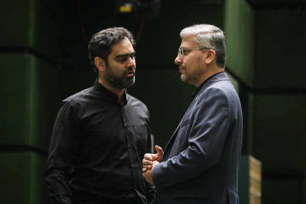 October 25, 2026, Tehran, Iran: Two suited men talk face to face beside an aisle, one holding his hands together while the other listens at the Islamic Consultative Assembly in Tehran, Iran, on October 25, 2026. The Islamic Consultative Assembly resumed an open sitting in its Tehran chamber with a mix of in-person and remote participation, according to parliamentary reporting. Tehran Iran - ZUMAi98_ 20261025_zih_i98_075 Copyright: xIcanax