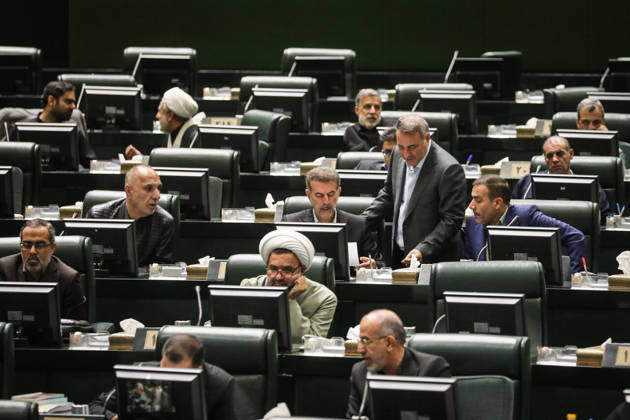 October 25, 2026, Tehran, Iran: A gray-haired lawmaker leans over a desk to speak with a seated colleague among computer monitors at the Islamic Consultative Assembly in Tehran, Iran, on October 25, 2026. The Iranian parliament held a hybrid open sitting, with some lawmakers attending in the Tehran chamber and others participating remotely, according to parliamentary reports. Tehran Iran - ZUMAi98_ 20261025_zih_i98_099 Copyright: xIcanax