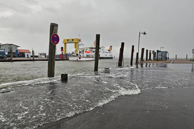 Nordstrand near Husum, Schleswig-Holstein, Germany, October 25, 2026: Storm on the North Sea. At the Strucklahnungshörn harbor, where the ferry to Pellworm departs, the high tide has flooded the quay wall and part of the breakwater. Copyright: xdtsxNachrichtenagenturx dts_140560