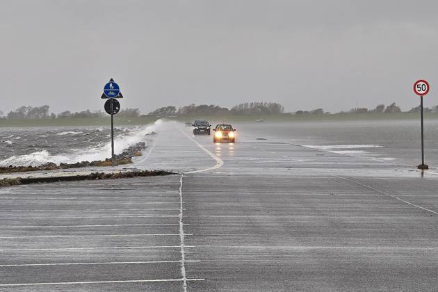 Pellworm, Schleswig-Holstein, Germany, October 25, 2026: A storm on the North Sea; cars drive across the causeway to the deep-water pier Copyright: xdtsxNachrichtenagenturx dts_140561