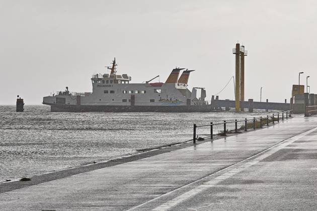 Pellworm, Schleswig-Holstein, Germany, October 25, 2026: Storm on the North Sea; the Pellworm I ferry at the deep-water pier Copyright: xdtsxNachrichtenagenturx dts_140562