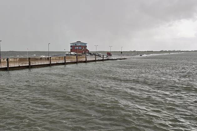 Pellworm, Schleswig-Holstein, Germany, October 25, 2026: Storm on the North Sea; deep-water pier with the Rungholt Tower Copyright: xdtsxNachrichtenagenturx dts_140563