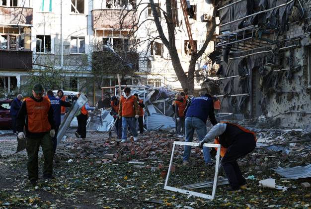 Russia Ukraine Drone Attack 9273082 25.10.2026 Volunteers clear the rubble after a massive drone attack amid Russia s military operation in Ukraine, in Belgorod, Russia. Two persons were killed and 14 others were injured in a reported strike by the Ukrainian Armed Forces on October 25. Taisia Liskovets Sputnik Belgorod Russia  Copyright: xTaisiaxLiskovetsx