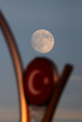 Full Moon in Kirklareli KIRKLARELI, TURKIYE - OCTOBER 25: The full moon rises over Kirklareli, Turkiye on October 25, 2026. Ozgun Tiran Anadolu Kirklareli Turkey. Editorial use only. Please get in touch for any other usage.  Copyright: x2026xAnadoluxOzgunxTiranx