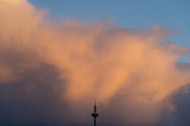 October 25, 2026, Frankfurt, Hesse, Germany: The Europaturm telecommunications tower is seen at sunset in Frankfurt am Main, Germany. Frankfurt Germany - ZUMAb332 20261025_zip_b332_008 Copyright: xMatiasxBasualdox