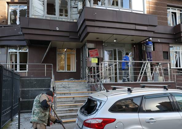 Russia Ukraine Drone Attack 9273045 25.10.2026 Utility workers repair a residential building damaged in a massive drone attack amid Russia s military operation in Ukraine, in Belgorod, Russia. Two persons were killed and 14 others were injured in a reported strike by the Ukrainian Armed Forces on October 25. Taisia Liskovets Sputnik Belgorod Russia  Copyright: xTaisiaxLiskovetsx