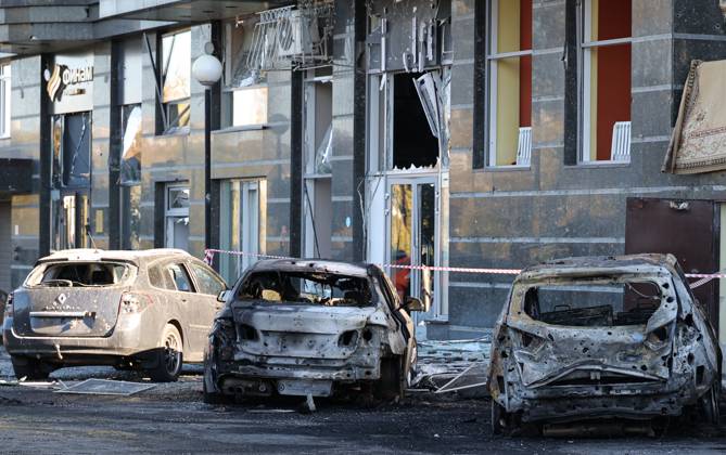 Russia Ukraine Drone Attack 9273056 25.10.2026 A view shows burnt cars and a damaged residential building after a massive drone attack amid Russia s military operation in Ukraine, in Belgorod, Russia. Two persons were killed and 14 others were injured in a reported strike by the Ukrainian Armed Forces on October 25. Taisia Liskovets Sputnik Belgorod Russia  Copyright: xTaisiaxLiskovetsx