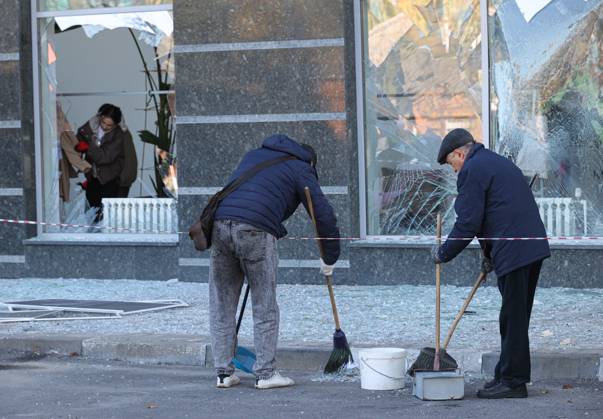 Russia Ukraine Drone Attack 9273024 25.10.2026 People clear debris outside a residential building damaged in a massive drone attack amid Russia s military operation in Ukraine, in Belgorod, Russia. Two persons were killed and 14 others were injured in a reported strike by the Ukrainian Armed Forces on October 25. Taisia Liskovets Sputnik Belgorod Russia  Copyright: xTaisiaxLiskovetsx