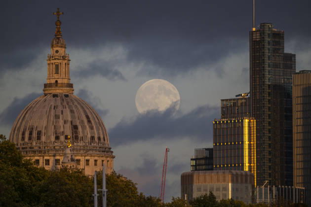 October 25, 2026, London, London, UK: LONDON, UK. The full moon rises behind St PaulÃ¢â‚¬â ¢s Cathedral and the skyscrapers of the the City of London. This monthÃ¢â‚¬â ¢s full moon is known as the HunterÃ¢â‚¬â ¢s Moon according to the Old FarmersÃ¢â‚¬â ¢ Almanac, so called because it signalled the time to go hunting in preparation for the cold winter ahead. London UK  - ZUMAl94_ 20261025_zaf_l94_001 Copyright: xStephenxChungx