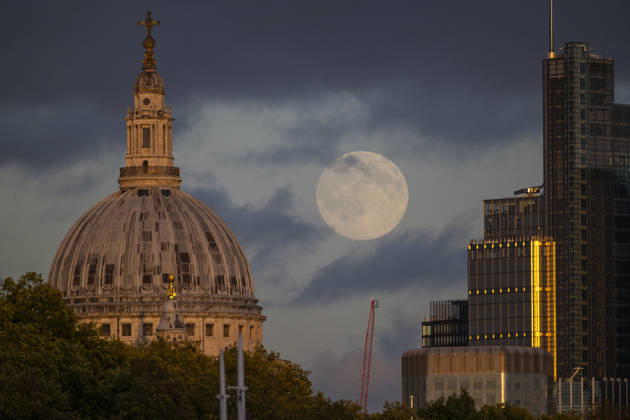 October 25, 2026, London, London, UK: LONDON, UK. The full moon rises behind St PaulÃ¢â‚¬â ¢s Cathedral and the skyscrapers of the the City of London. This monthÃ¢â‚¬â ¢s full moon is known as the HunterÃ¢â‚¬â ¢s Moon according to the Old FarmersÃ¢â‚¬â ¢ Almanac, so called because it signalled the time to go hunting in preparation for the cold winter ahead. London UK  - ZUMAl94_ 20261025_zaf_l94_002 Copyright: xStephenxChungx