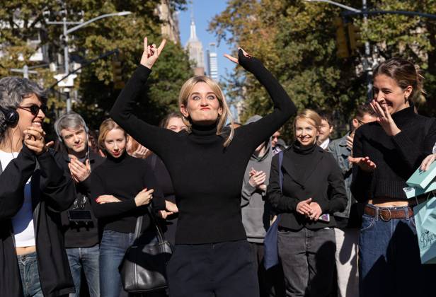 NYC Look-Alike Contest for Elizabeth Holmes and Nathan Fielder NYC Look-Alike Contest for Elizabeth Holmes and Nathan Fielder, Washington Square Park, NY. 25 Oct 2026 Pictured: Elizabeth Holmes and Nathan Fielder Look-Alike Contest-Winner.  Copyright: xThexMegaxAgencyxMayer xMEGAx
