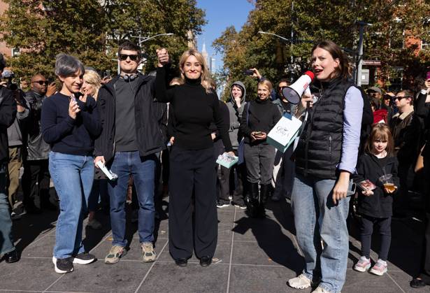 NYC Look-Alike Contest for Elizabeth Holmes and Nathan Fielder NYC Look-Alike Contest for Elizabeth Holmes and Nathan Fielder, Washington Square Park, NY. 25 Oct 2026 Pictured: Elizabeth Holmes and Nathan Fielder Look-Alike Contest-Winners.  Copyright: xThexMegaxAgencyxMayer xMEGAx