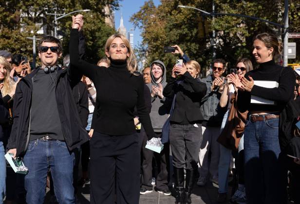 NYC Look-Alike Contest for Elizabeth Holmes and Nathan Fielder NYC Look-Alike Contest for Elizabeth Holmes and Nathan Fielder, Washington Square Park, NY. 25 Oct 2026 Pictured: Elizabeth Holmes and Nathan Fielder Look-Alike Contest-Winners.  Copyright: xThexMegaxAgencyxMayer xMEGAx