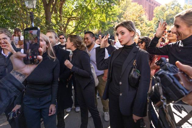 NYC Look-Alike Contest for Elizabeth Holmes and Nathan Fielder NYC Look-Alike Contest for Elizabeth Holmes and Nathan Fielder, Washington Square Park, NY. 25 Oct 2026 Pictured: Elizabeth Holmes and Nathan Fielder Look-Alike Contest.  Copyright: xThexMegaxAgencyxMayer xMEGAx
