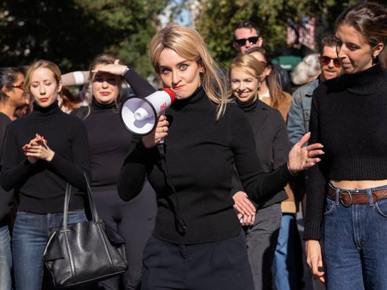 NYC Look-Alike Contest for Elizabeth Holmes and Nathan Fielder NYC Look-Alike Contest for Elizabeth Holmes and Nathan Fielder, Washington Square Park, NY. 25 Oct 2026 Pictured: Elizabeth Holmes and Nathan Fielder Look-Alike Contest.  Copyright: xThexMegaxAgencyxMayer xMEGAx