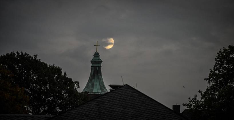 Essen Cathedral and the Full Moon ** FOR EDITORIAL PURPOSES ONLY ** EDITORIAL USE ONLY ** p Essen Cathedral and the Full Moon on Sunday, October 25, 2026 Germany NRW Essen Copyright KerstinxKokoska Copyright: KerstinxKokoska doc886r922143q13q64xcy1 ,EDITORIAL USE ONLY Copyright: KerstinxKokoska