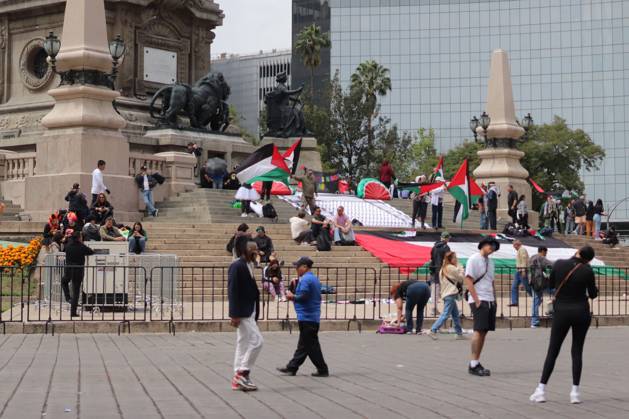 Mexico City Against the Genocide of the Palestinian MEXICO CITY, MEXICO - OCTOBER 25, 2026: Members of the Permanent Sunday Sit-In for Palestine are protesting against the genocide of children in the Gaza Strip on the steps of the Angel of Independence in Mexico City. Photo: Carlos Santiago JNA Press. Mexico City Mexico Copyright: x xCarlosxSantiagox xJNAxPressx
