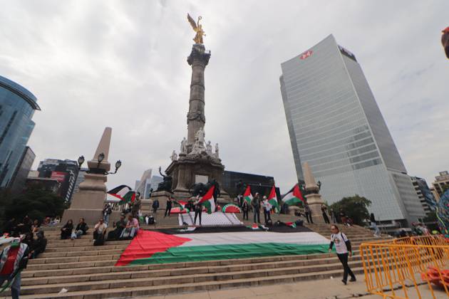 Mexico City Against the Genocide of the Palestinian MEXICO CITY, MEXICO - OCTOBER 25, 2026: Members of the Permanent Sunday Sit-In for Palestine are protesting against the genocide of children in the Gaza Strip on the steps of the Angel of Independence in Mexico City. Photo: Carlos Santiago JNA Press. Mexico City Mexico Copyright: x xCarlosxSantiagox xJNAxPressx