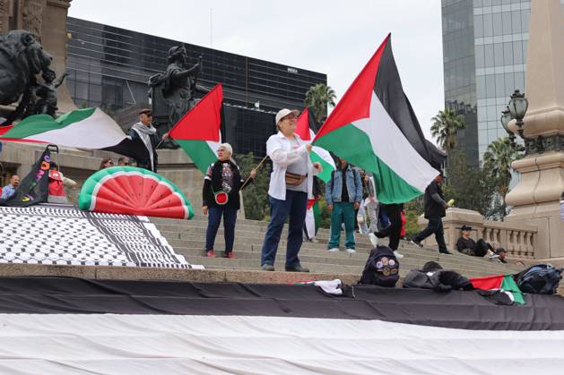 Mexico City Against the Genocide of the Palestinian MEXICO CITY, MEXICO - OCTOBER 25, 2026: Members of the Permanent Sunday Sit-In for Palestine are protesting against the genocide of children in the Gaza Strip on the steps of the Angel of Independence in Mexico City. Photo: Carlos Santiago JNA Press. Mexico City Mexico Copyright: x xCarlosxSantiagox xJNAxPressx