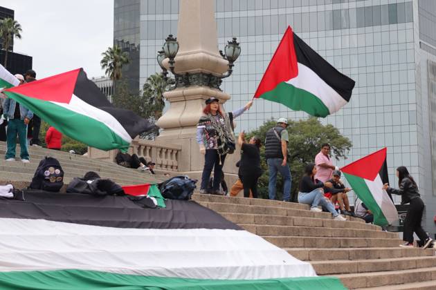 Mexico City Against the Genocide of the Palestinian MEXICO CITY, MEXICO - OCTOBER 25, 2026: Members of the Permanent Sunday Sit-In for Palestine are protesting against the genocide of children in the Gaza Strip on the steps of the Angel of Independence in Mexico City. Photo: Carlos Santiago JNA Press. Mexico City Mexico Copyright: x xCarlosxSantiagox xJNAxPressx