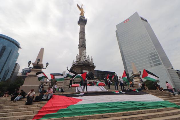 October 25, 2026, Mexico City, Mexico: MEXICO Mexico City, MEXICO - OCTOBER 25, 2026: Members of the Permanent Sunday Sit-In for Palestine are protesting against the genocide of children in the Gaza Strip on the steps of the Angel of Independence in Mexico City. Photo: JNA Press. Mexico City Mexico - ZUMAq101 20261025_zna_q101_115 Copyright: xCarlosxSantiagox