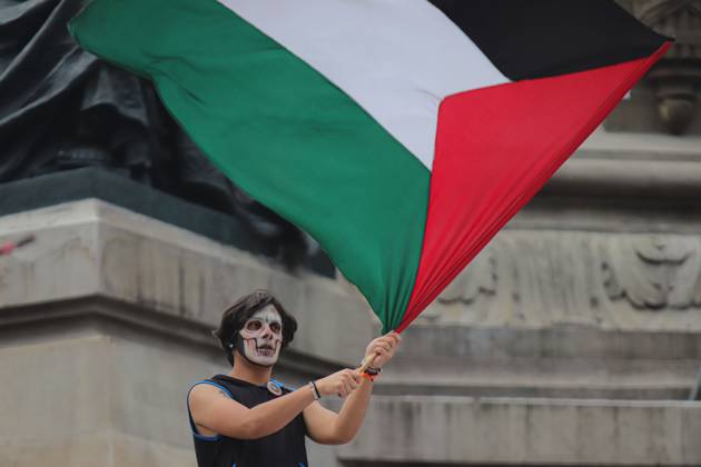 October 25, 2026, Mexico City, Mexico: MEXICO Mexico City, MEXICO - OCTOBER 25, 2026: Members of the Permanent Sunday Sit-In for Palestine are protesting against the genocide of children in the Gaza Strip on the steps of the Angel of Independence in Mexico City. Photo: JNA Press. Mexico City Mexico - ZUMAq101 20261025_zna_q101_127 Copyright: xCarlosxSantiagox