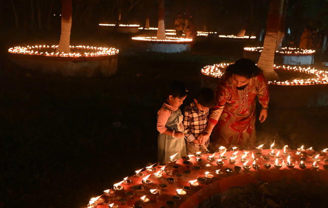 Sharad Purnima (full moon) celebration in Mumbai, India - 25 Oct 2026 A woman (R) helps her children to light earthen lamp on the occasion of Sharad Purnima (full moon) celebration in Mumbai. Sharad Purnima, also known as the Full Moon Festival, marks the end of the monsoon season. devotees observe fasting and meditate on the full moon night, Goddess Lakshmi, the deity of wealth, is worshipped on this day as it is believed to be her birthday. praying to her is said to bring good luck and prosperity in the life of devotees. Mumbai India Copyright: xAshishxVaishnavx xSOPAxImagesx AVaishnav_Sharad Purnima (full moon) celebration in Mumbai (2)