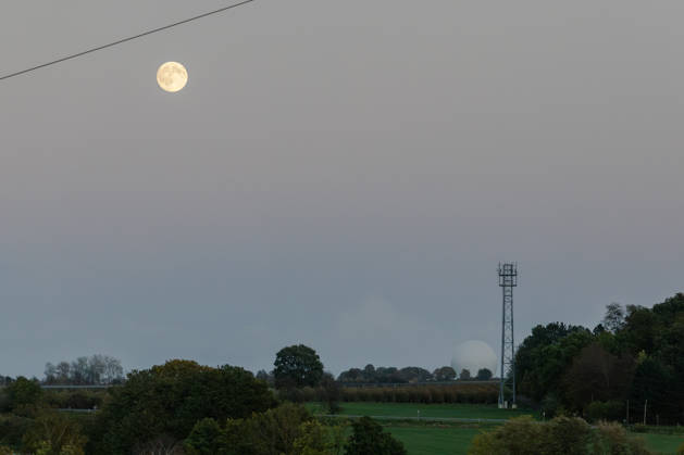 Full Moon Over Arzdorf in Wachtberg, October 25, 2026 The full moon over Arzdorf in Wachtberg. The radome of the Fraunhofer Institutes FHR and FKIE in Werthhoven is visible on the horizon. The photos were taken at dusk. Wachtberg, Arzdorf, North Rhine-Westphalia, Germany Copyright: xMarcxJohnx