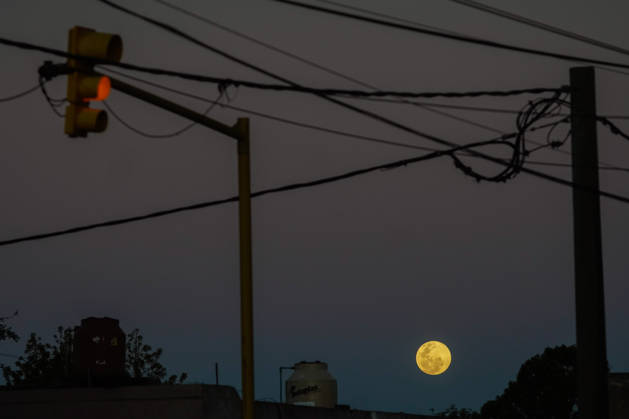 October 25, 2026, Firmat, Santa Fe, Argentina: A full moon is seen over Firmat, Argentina Firmat Argentina  - ZUMAm105 20261025_zaf_m105_001 Copyright: xPatricioxMurphyx
