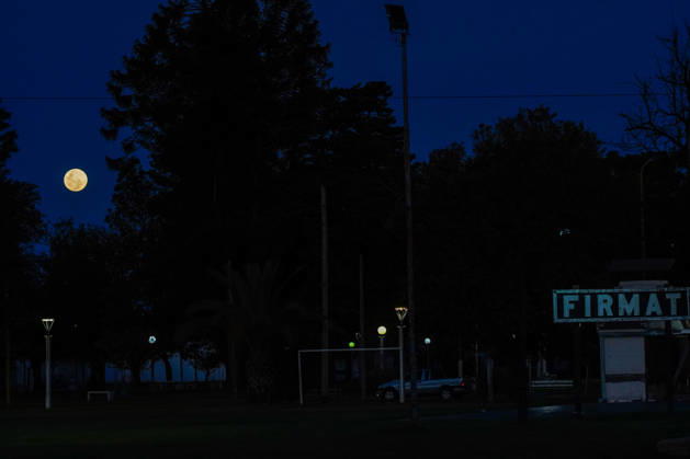 October 25, 2026, Firmat, Santa Fe, Argentina: A full moon is seen over Firmat, Argentina Firmat Argentina  - ZUMAm105 20261025_zaf_m105_004 Copyright: xPatricioxMurphyx