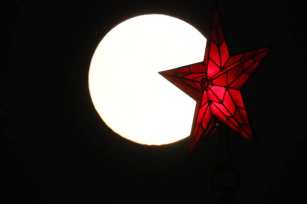 RUSSIA, MOSCOW - OCTOBER 25, 2026: A red star atop a tower of the Moscow Kremlin is silhouetted against the full moon shining over the city Moscow Russia  - ZUMAt113 20261025_zaa_t113_319 Copyright: xSergeixSavostyanovx