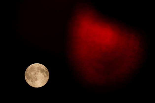 RUSSIA, MOSCOW - OCTOBER 25, 2026: The full moon shines over the city Moscow Russia  - ZUMAt113 20261025_zaa_t113_335 Copyright: xSergeixSavostyanovx