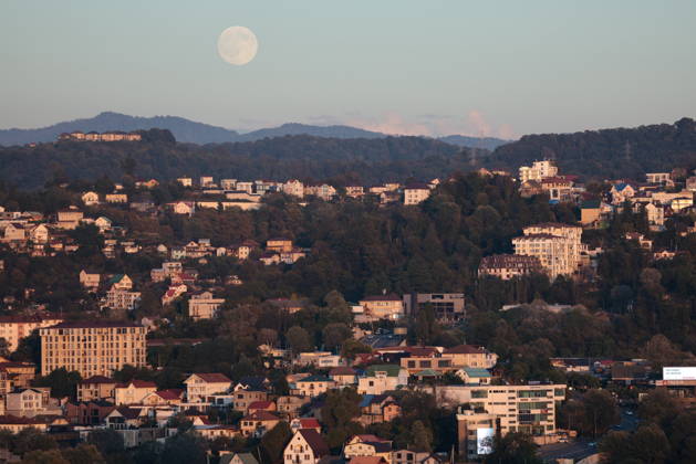 RUSSIA, SOCHI - OCTOBER 25, 2026: The full moon shines over the city Sochi Russia  - ZUMAt113 20261025_zaa_t113_338 Copyright: xDmitryxFeoktistovx