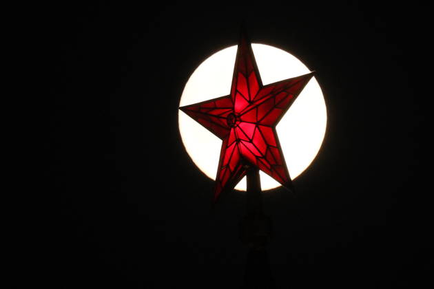 RUSSIA, MOSCOW - OCTOBER 25, 2026: A red star atop a tower of the Moscow Kremlin is silhouetted against the full moon shining over the city Moscow Russia  - ZUMAt113 20261025_zaa_t113_321 Copyright: xSergeixSavostyanovx