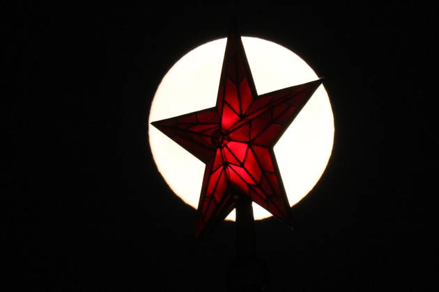 RUSSIA, MOSCOW - OCTOBER 25, 2026: A red star atop a tower of the Moscow Kremlin is silhouetted against the full moon shining over the city Moscow Russia  - ZUMAt113 20261025_zaa_t113_326 Copyright: xSergeixSavostyanovx