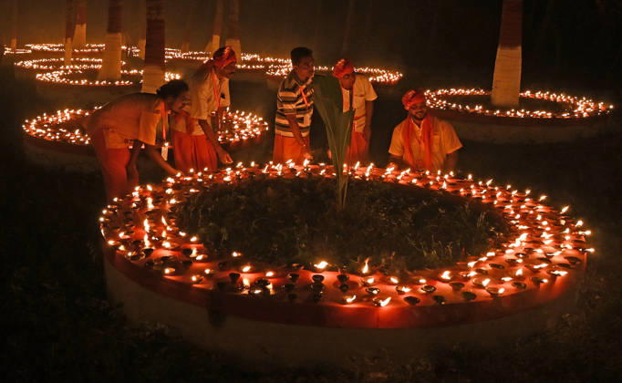 October 25, 2026, Mumbai, Maharashtra, India: Devotees are seen near the earthen lamps on the occasion of Sharad Purnima (full moon) celebration in Mumbai. Sharad Purnima, also known as the Full Moon Festival, marks the end of the monsoon season. devotees observe fasting and meditate on the full moon night, Goddess Lakshmi, the deity of wealth, is worshipped on this day as it is believed to be her birthday. praying to her is said to bring good luck and prosperity in the life of devotees. Mumbai India - ZUMAs197 20261025_aab_s197_018 Copyright: xAshishxVaishnavx