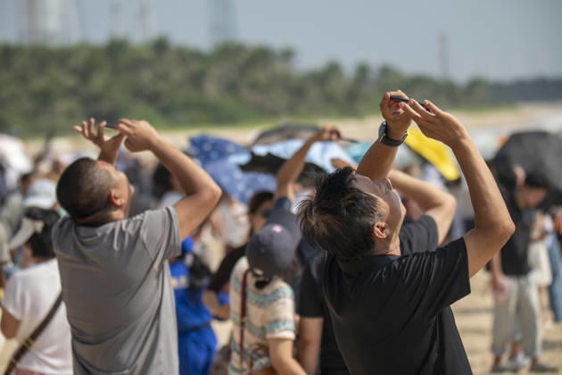 WENCHANG, CHINA - OCTOBER 25: Spectators take photos as a Long March-8A carrier rocket carrying the 28th group of low-orbit internet satellites blasts off from the Hainan Commercial Spacecraft Launch Site on October 25, 2026 in Wenchang, Hainan Province of China. The rocket lifted off at 10:03 a.m. (Beijing Time) from the Hainan commercial spacecraft launch site. The payloads, the 28th group of low-orbit internet satellites, entered the designated orbit.  Copyright: xVCGx 111676933701