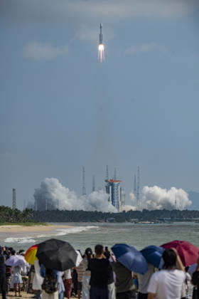 WENCHANG, CHINA - OCTOBER 25: A Long March-8A carrier rocket carrying the 28th group of low-orbit internet satellites blasts off from the Hainan Commercial Spacecraft Launch Site on October 25, 2026 in Wenchang, Hainan Province of China. The rocket lifted off at 10:03 a.m. (Beijing Time) from the Hainan commercial spacecraft launch site. The payloads, the 28th group of low-orbit internet satellites, entered the designated orbit.  Copyright: xVCGx 111676933697