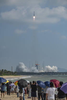 WENCHANG, CHINA - OCTOBER 25: A Long March-8A carrier rocket carrying the 28th group of low-orbit internet satellites blasts off from the Hainan Commercial Spacecraft Launch Site on October 25, 2026 in Wenchang, Hainan Province of China. The rocket lifted off at 10:03 a.m. (Beijing Time) from the Hainan commercial spacecraft launch site. The payloads, the 28th group of low-orbit internet satellites, entered the designated orbit.  Copyright: xVCGx 111676933698