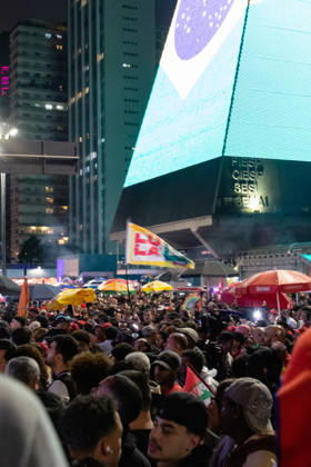 SãO PAULO, SP - 25.10.2026: ELECTION RESULTS ON PAULISTA AVENUE - Supporters of the Workers& 39; Party (PT) gathered on Paulista Avenue to follow the vote count for the second round of the 2026 elections on Sunday night. x3039156x  WalmorxCarvalho