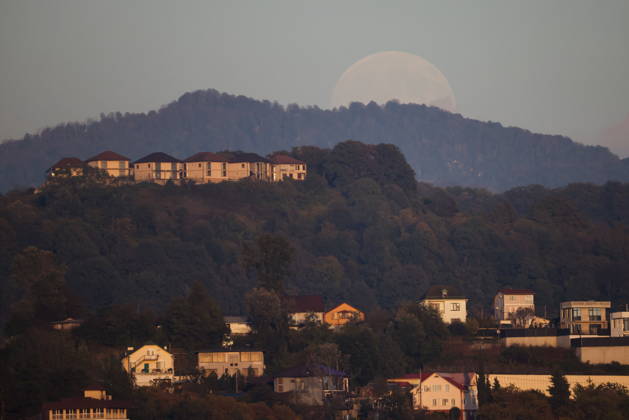 RUSSIA, SOCHI - OCTOBER 25, 2026: The full moon shines over the city Sochi Russia  - ZUMAt113 20261025_zaa_t113_341 Copyright: xDmitryxFeoktistovx