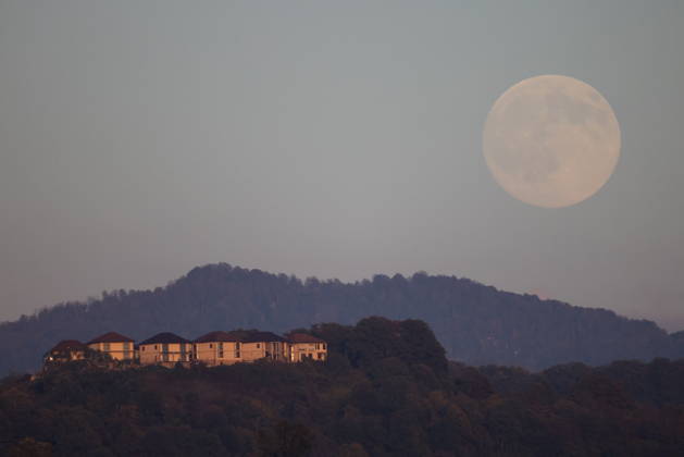 RUSSIA, SOCHI - OCTOBER 25, 2026: The full moon shines over the city Sochi Russia  - ZUMAt113 20261025_zaa_t113_344 Copyright: xDmitryxFeoktistovx